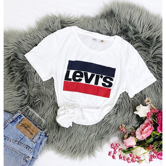 Levi's Tops - 🌿 Levi’s Classic Logo Essential Graphic Tee 🌿